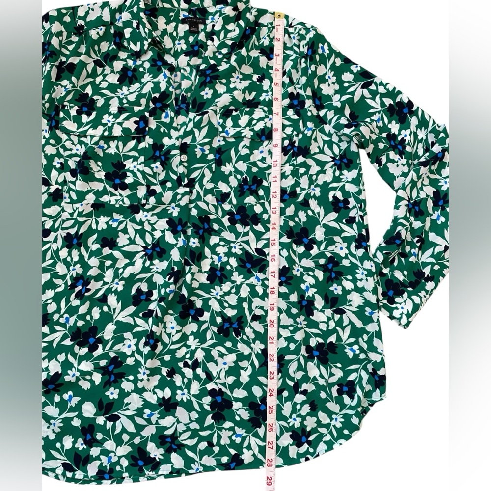 Ann Taylor Green Floral Collared V-Neck Long Sleeve Camp Blouse - Picture 6 of 10